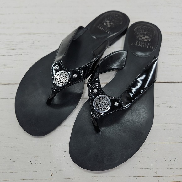Vince Camuto Briston‎ Size 8 Black Patent Flip Flop Flat Sandal Silver Logo - Picture 1 of 11